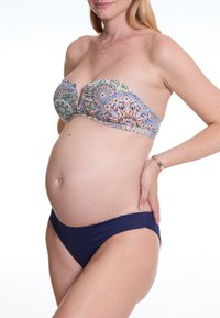 Schwangerschaftsbikini-Set mit einem bunten gemusterten Bandeau-Oberteil und einfarbigen dunkelblauen Hochbundhosen, entworfen für Komfort und Unterstützung.