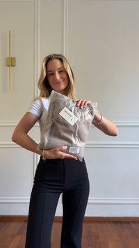 Hellbeige Loungewear-Set in transparenter Verpackung, mit einem elastischen Bund und angehängtem Etikett. Modell trägt ein eng anliegendes weißes Oberteil und schwarze Hose.