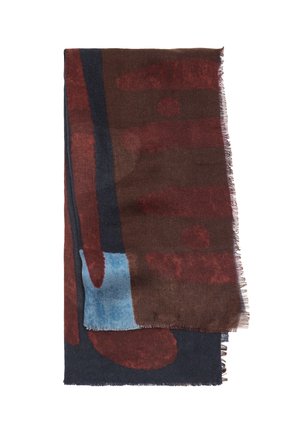 Złożony szalik z abstrakcyjnymi blokami kolorów w ciemnobrązowym, bordowym, granatowym i jasnoniebieskim oraz z frędzlami na białym tle.