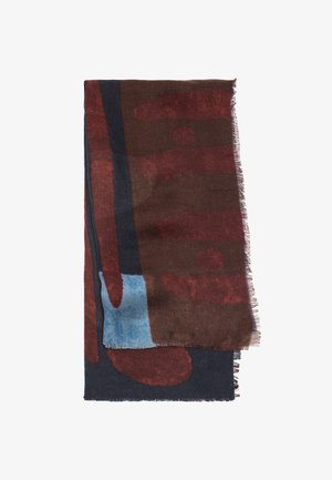 Złożony szalik z abstrakcyjnymi blokami kolorów w ciemnobrązowym, bordowym, granatowym i jasnoniebieskim oraz z frędzlami na białym tle.