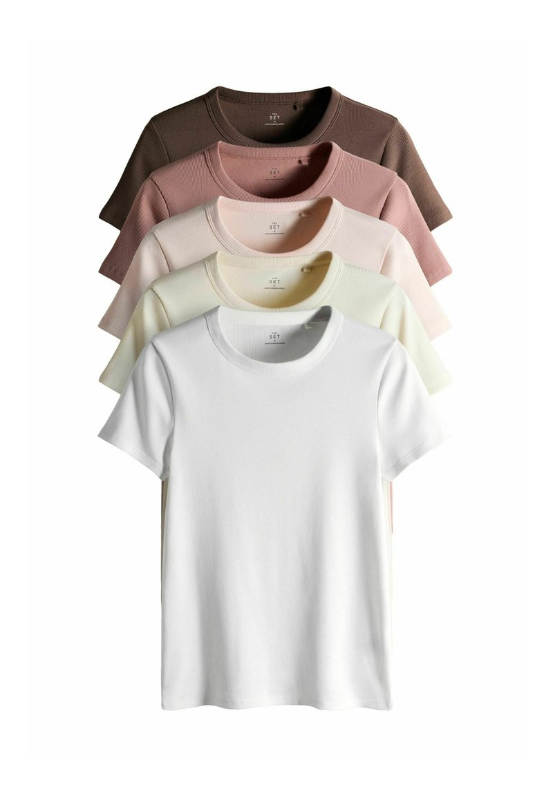 Tricouri din bumbac în cinci culori: maro închis, mov-cenușiu, roz deschis, galben pal și alb. Fiecare are gât rotund și mâneci scurte, cu textură ribată.
