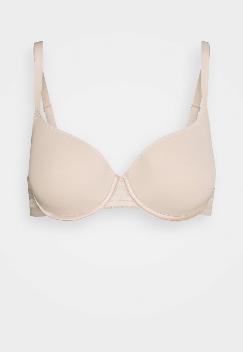 Soutien-gorge rembourré beige avec des bonnets lisses, des bretelles ajustables et une bande inférieure texturée ; se ferme à l'arrière par un crochet et un œil pour un ajustement optimal.