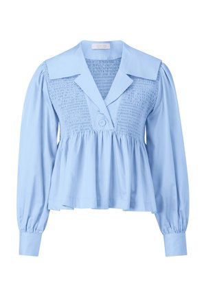 Bluza bleu deschis cu guler, corp strâns cu volane și mâneci bufante. Are două nasturi în față și tiv evazat. Textură netedă a materialului.