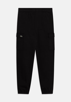 Pantalon cargo jogger noir avec poignets et taille élastiques, doté de deux poches latérales à rabat ; petit logo crocodile vert sur la poche gauche.