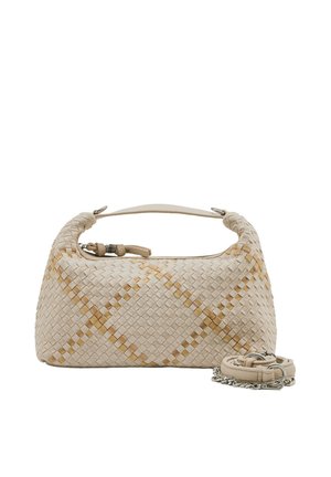 Sac à main en cuir tissé beige avec une courte poignée et une bandoulière amovible avec détail chaîne, présenté sur fond blanc.