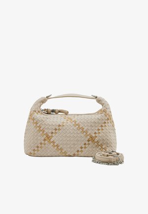 Sac à main en cuir tissé beige avec une courte poignée et une bandoulière amovible avec détail chaîne, présenté sur fond blanc.