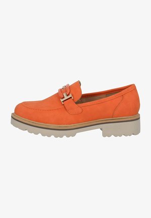 I mocassini in suede arancione presentano una punta arrotondata, una fascia con una fibbia decorativa e una suola beige spessa e testurizzata con un motivo rugged.