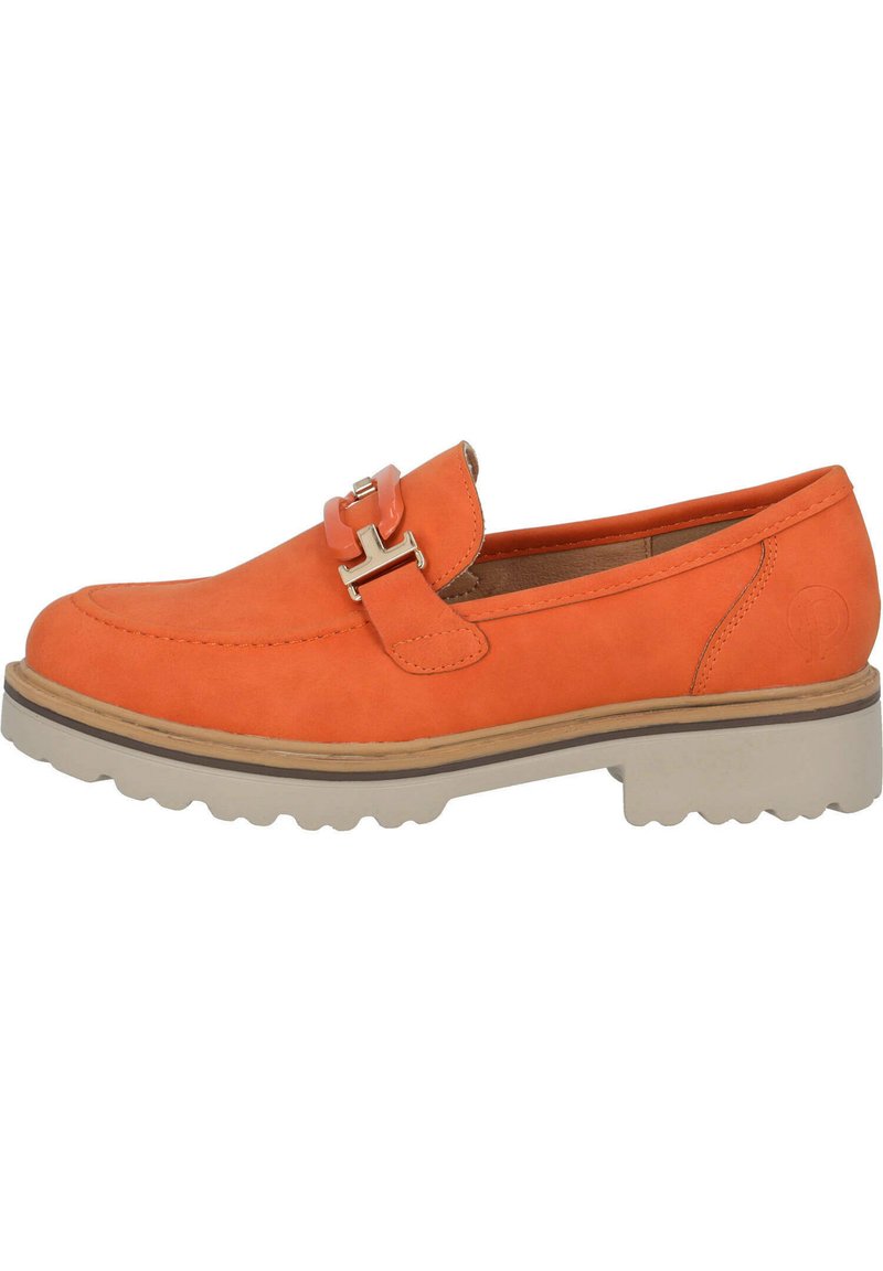 Los mocasines de ante naranja cuentan con una puntera redondeada, una correa con un acento de hebilla y una suela gruesa y texturizada en beige con un patrón robusto.