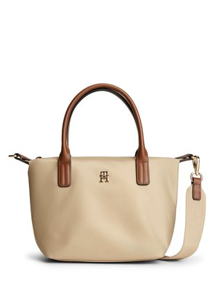 Beiget Handtasche mit braunen Ledergriffen und abnehmbarem beigen Riemen, mit kleinem goldenem Logo vorne in der Mitte.