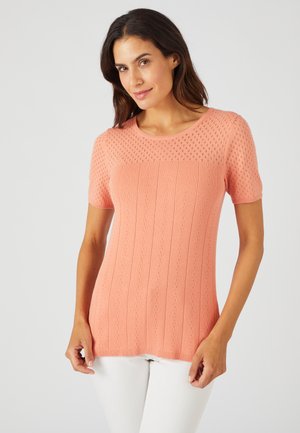 Kurzarm, korallenfarbener Strickpullover mit strukturiertem Muster aus vertikalen Rippungen und Rautenformen, rundem Halsausschnitt und geradem Saum.