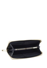 Cremiger Leder Geldbeutel mit goldenen Reißverschlussbeschlägen, schwarzem Innenraum, mehreren Kartenfächern und einem zentralen Reißverschlussfach für Geld oder Münzen.