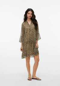 Stampa leopardata, tessuto trasparente, scollo a V, maniche a campana, lunghezza al ginocchio, design a strati, schema di colori marrone chiaro e nero, indossato con infradito.