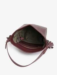 Bolsa de pele bordeaux aberta com alça de ombro ajustável, mostrando um interior em tecido oliva e um bolso interior com fecho.