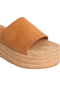 Sandalia de plataforma de ante color tostado con tira ancha, suela envuelta en yute y detalle tejido texturizado. Diseño casual con plantilla redondeada.