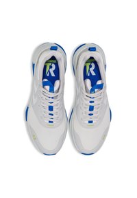 Scarpe da ginnastica bianche con accenti blu, tomaia in rete per traspirabilità e lacci a contrasto con una suola testurizzata. Dettagli del logo notevoli.