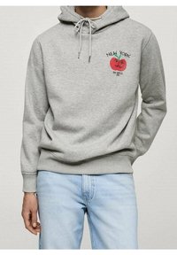 Grijze hoodie met trekkoord, voorzien van een rode appelafbeelding met het label "NEW YORK." Draag met lichtblauwe jeans, heeft een casual pasvorm en een zachte textuur.
