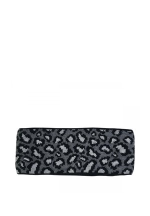 Rechteckiges, schwarz-graues gestricktes Stirnband mit Leopardenmuster.