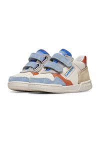 Sneakers con una struttura in pelle bianca, dettagli in suede blu e grigio, particolari marroni e due fasce di Velcro. Suola in gomma testurizzata per una buona aderenza.