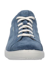 Siniset mokkanahkakengät, joissa on pehmustettu kieli, valkoiset nauhat ja kumipohja. Sisältää ommeltuja yksityiskohtia ja teksturoidun pinnan.