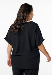 Zizzi LOCKERE MIT KURZEN ÄRMELN - Bluse - black