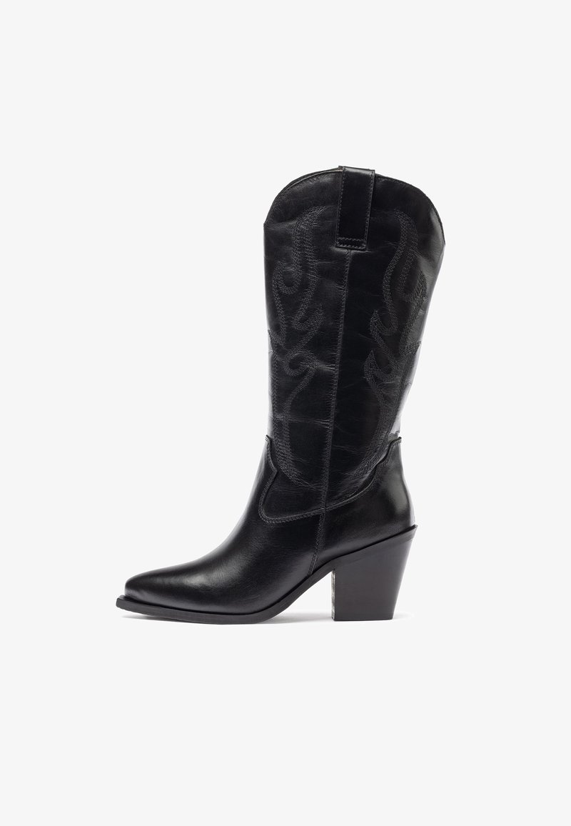 Botas de vaquero de cuero negro con puntera afilada y tacón apilado, que presentan costuras decorativas a lo largo del eje y un diseño alto.