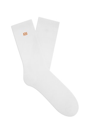 Para gładkich białych skarpetek z małym pomarańczowym haftowanym logo blisko górnej ściągaczowej części na jednej skarpecie.