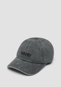 Grijze baseballcap van zacht materiaal met een gebogen klep. Heeft geborduurde tekst aan de voorkant. Klassiek 6-paneel ontwerp met stikdetails.