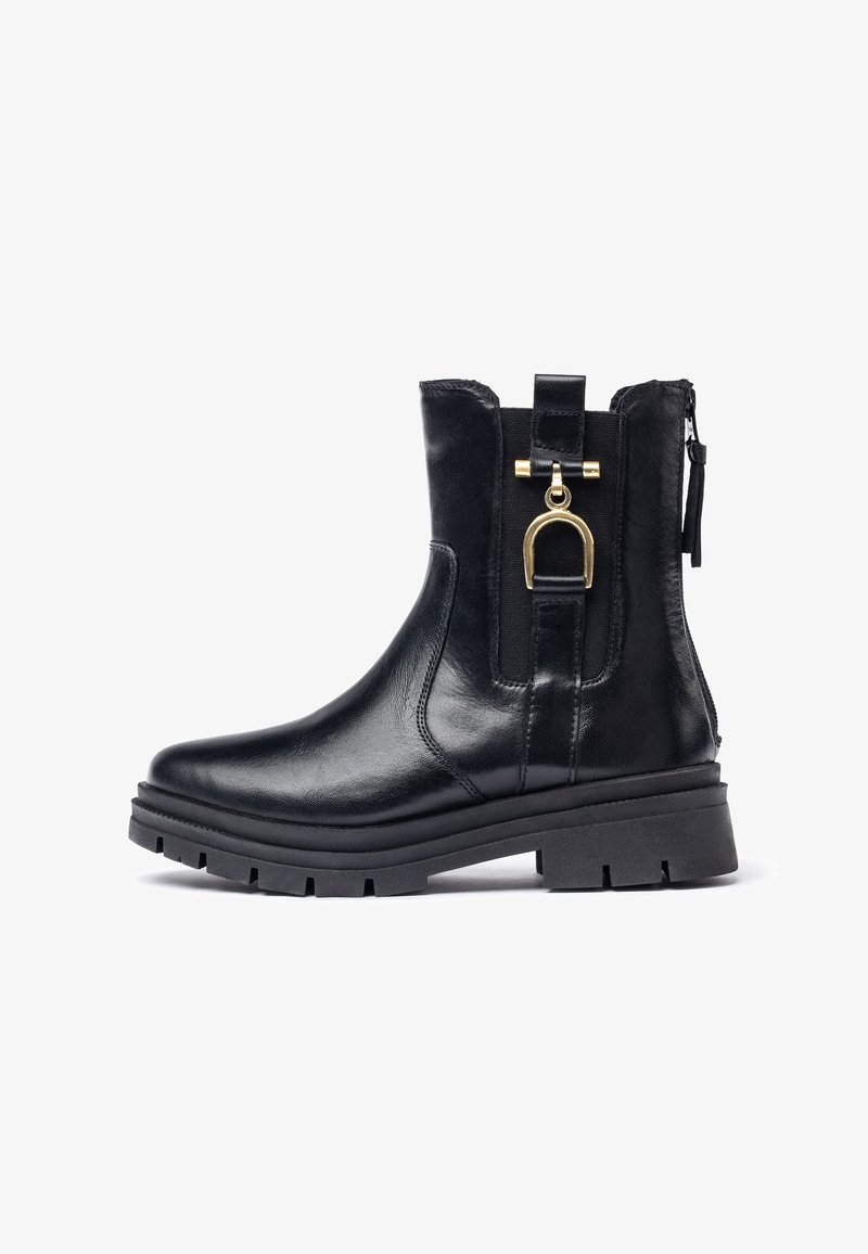 Bottes noires en cuir à la cheville avec une semelle en caoutchouc épaisse. Comprend une fermeture éclair, un panneau latéral élastique et un accent en métal doré à l'arrière.