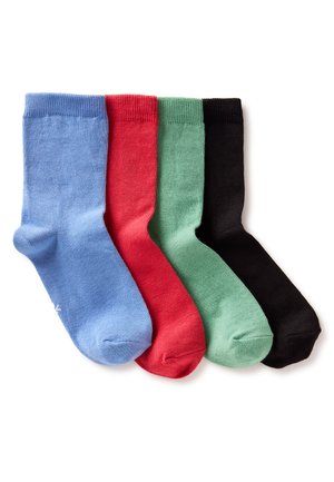 Vier paar sokken naast elkaar in de kleuren blauw, rood, groen en zwart op een witte achtergrond.