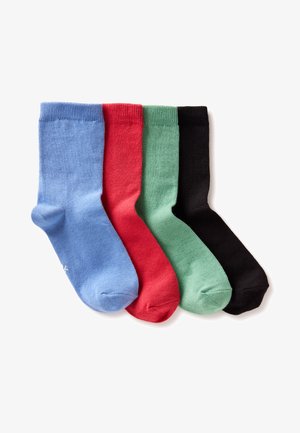 Vier paar sokken naast elkaar in de kleuren blauw, rood, groen en zwart op een witte achtergrond.