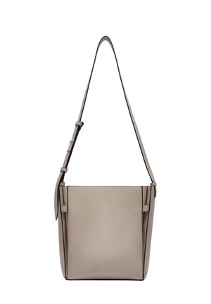 Sac à épaule en cuir beige avec une bandoulière réglable, de forme rectangulaire, surface texturée, design minimaliste, avec un logo discret à l'avant.