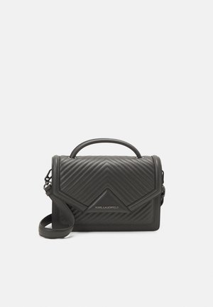 Sac à main en cuir matelassé noir avec poignée supérieure, fermeture à rabat, bandoulière détachable et logo "Karl Lagerfeld" sur le devant.