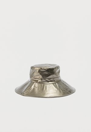 Szeroki kapelusz typu bucket w kolorze metalicznego srebra, z przeszyciami i lekko pomarszczoną fakturą na jednolitym tle.
