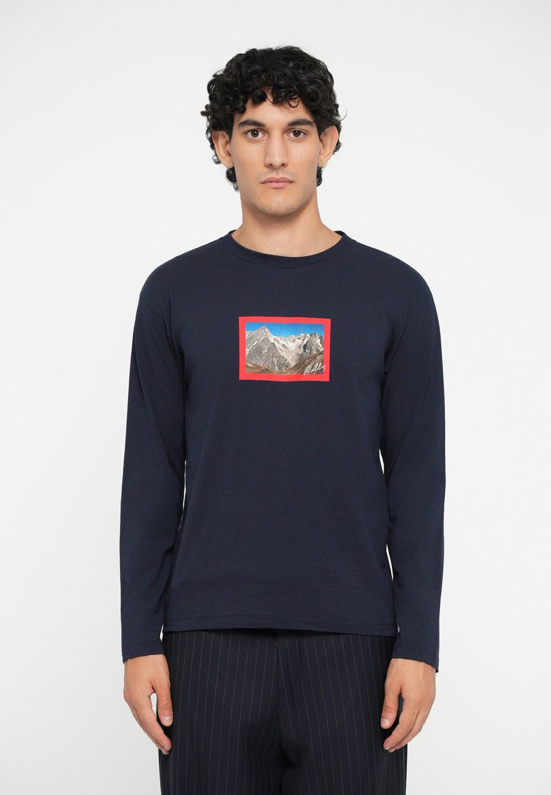 Long-sleeve navy t-shirt made of cotton with a rectangular mountain graphic framed in red. Features a round neckline and relaxed fit.