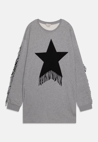 Sudadera gris con un gran diseño de estrella negra y detalles de flecos en las mangas. Cuello redondo clásico y corte relajado.