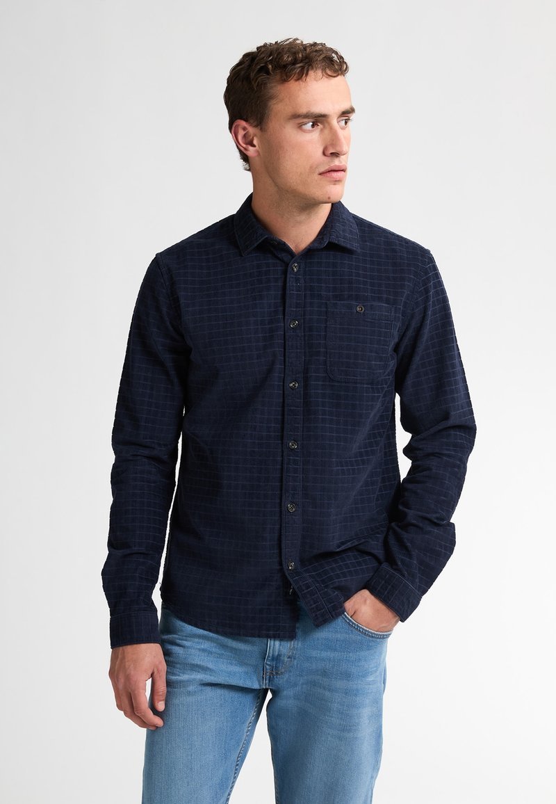 Marineblauwe langarmshirt met een geruit patroon, knoopsluiting aan de voorkant en een enkele borstzak. Gemaakt van een gestructureerde stof.