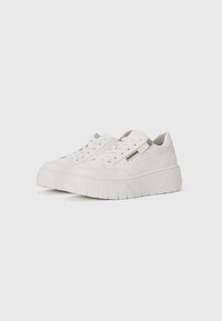 Baskets blanches avec une semelle épaisse, tige en cuir lisse, lacets plats, détail de fermeture éclair sur le côté et accents de perforation subtils sur les côtés.