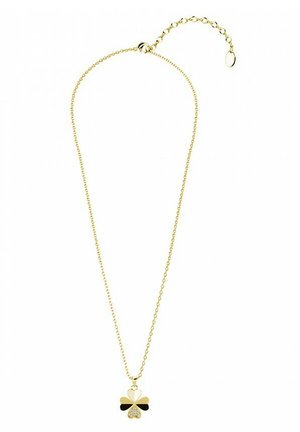 Gouden ketting met een klavervormige hanger met een zwart emaille accent en een strassteentjesdetail in het midden, hangend aan een ketting.