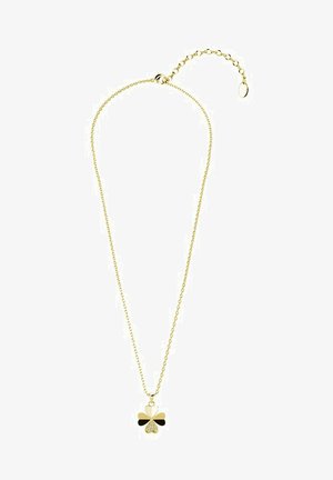 Collier en or présentant un pendentif en forme de trèfle avec un accent en émail noir et un détail en strass au centre, suspendu à une chaîne.