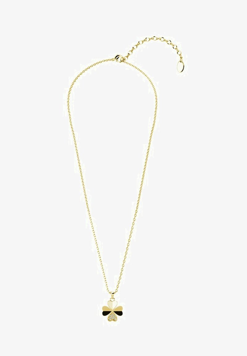 Gouden ketting met een klavervormige hanger met een zwart emaille accent en een strassteentjesdetail in het midden, hangend aan een ketting.