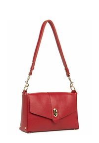 Borsa a tracolla rossa in pelle con superficie strutturata, forma rettangolare, chiusura a fibbia magnetica e tracolla rimovibile con dettagli in hardware dorato.