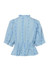 Blauwe blouse met een gestructureerde stof, ballonmouwen, een gerimpelde halslijn en een elastische tailleband met verticale blauwe patronen en accenten.