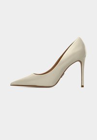 Chaussure à talon haut beige à bout pointu avec un design élégant, une texture lisse et un talon stiletto fin, présentant une légère découpe à l'avant.