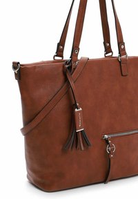 Borsa a tracolla in finta pelle marrone con due manici, tracolla regolabile, tasca anteriore con zip e dettaglio decorativo con nappina.
