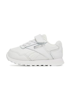 Białe sneakersy Reebok z gładką, skórzaną cholewką, zapięciem na sznurowadła i rzep, zaokrąglonym noskiem oraz teksturowaną, białą gumową podeszwą.
