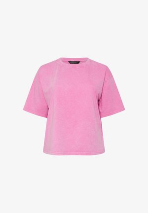 Loszittend, roze T-shirt met korte mouwen en ronde halslijn, voorzien van een subtiele textuur, getoond op een witte achtergrond.