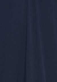 Tessuto blu navy con una consistenza liscia e una leggera lucentezza. Il materiale presenta un sottile motivo a trama, creando un aspetto raffinato.