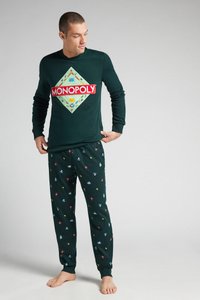 Camiseta de pijama de manga larga de color verde oscuro con un logo de Monopoly, acompañada de pantalones de pijama a juego con patrones coloridos inspirados en Monopoly.