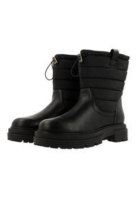 Botines negros con la parte inferior de piel texturizada, parte superior de tela acolchada y cierre de cordón. Suela de goma gruesa para mayor tracción.
