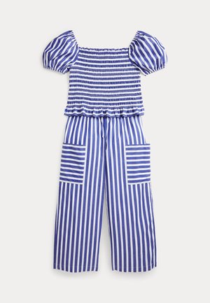 Kék és fehér csíkos overall puffos ujjakkal, ráncolt mellszorítással és széles lábakkal, amelyek két nagy zsebet tartalmaznak.